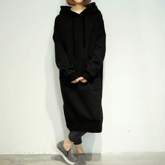Nouvelle Robe Longue Ample pour Femmes à Capuche, Unie, Manches Longues, Poches, Fente, Décontractée, Chaude, Chandails à Capuchon en Noir. la Robe Présente un design à Capuche avec Cordons, une Poche Pochette, Fentes Latérales et Manches Longues avec Épaules Tombantes. Fabriquée en Mélange Doux de polyester et d'Élasthanne, Elle Offre Chaleur et Confort. les Poignets et l'Ourlet Côtelés Ajoutent une Touche Stylée. Présentée dans un Cadre Décontracté, Assortie aux leggings et aux Chaussures à Enfiler.