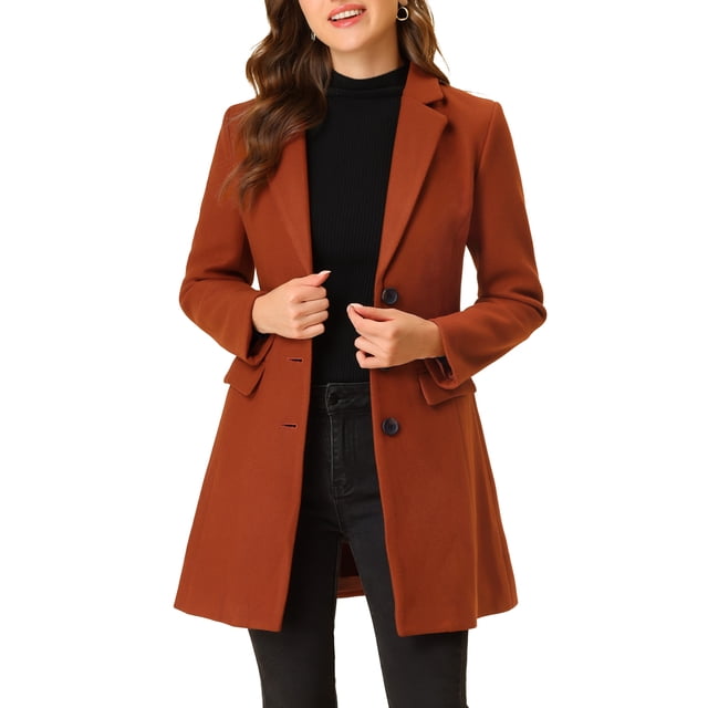 INSPIRE CHIC Manteau pour Femme en Rouge Brique, avec Revers Cranté, Fermeture à Bouton à Simple Boutonnage et Poches à Rabat avant. Ce Caban d'Hiver TG à silhouette Longue avec Fente Arrière, Conçu pour un Style Ajusté et Stylé. Fabriqué en Tissu Lisse pour la Chaleur et le Confort, Il Est Idéal pour les occasions d'Automne et d'Hiver comme le Travail, le Magasinage Ou les Rassemblements Décontractés. le Modèle l'Agence avec un Col Roulé Noir et des jeans.