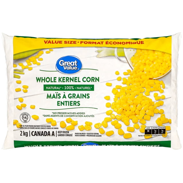 Great Value Maïs en Grains Entiers Sac de 2 kg Affichant un Maïs en Grains Entiers Surgelé Jaune Vif Qui Se Déverse d'Une Pelle Métallique sur un Emballage Blanc et Vert avec Texte Bilingue Anglais et Français, Étiqueté Naturel Sans Agents de Conservation, Convient à l'Utilisation de Légumes Surgelé et aux Recettes de Maïs au Canada.