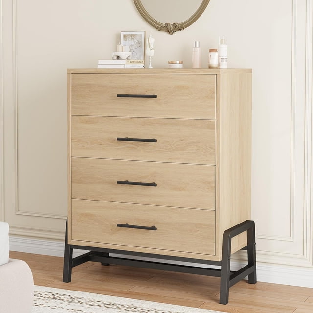 Commode à 4 Tiroirs pour Chambre, Coffre de Rangement en Bois de 38,6 Po de Hauteur avec Quatre Tiroirs Profonds, Poignées en Métal Noir Mat et Pieds Surélevés pour Aspirateur robot en Liquidation. Idéal pour les Armoires d'Entrée Ou la Déco de Ferme Moderne. Comprend un Dessus de Table Imperméable pour Exposer la Déco Ou les Essentiels.