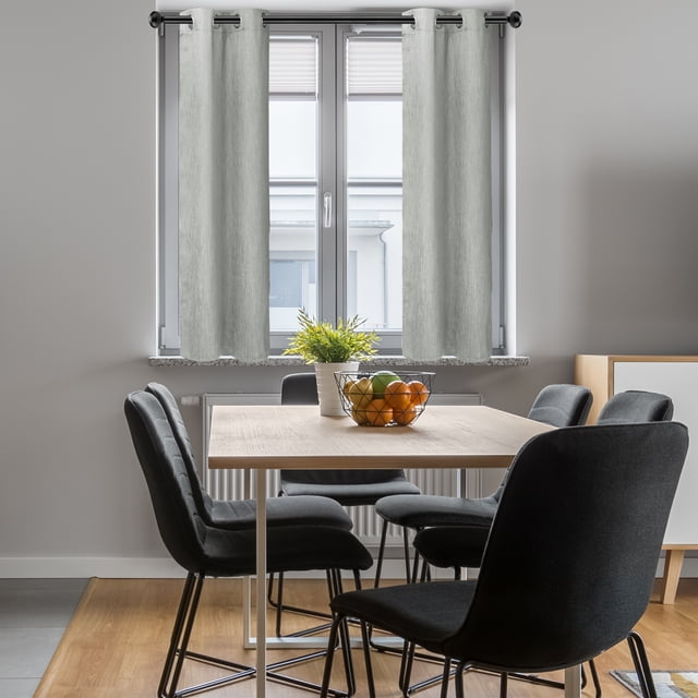 PiccoCasa Rideaux Occultants de Cuisine à 2 Panneaux Effet Lin en Gris, Mesurant 29 Pouces de Large par 36 Pouces de long, Présentés dans un Décor de Cuisine Moderne. les Rideaux Présentent un Tissu en polyester Aspect Lin avec un design à Trois Couches pour un Fort Effet Occultant et une Réduction du Bruit. Quatre Oeillets en nickel avec un Diamètre Intérieur de 1,6 Pouce Sont Visibles en Haut, Permettant une installation Facile et un Glissement Fluide. les Rideaux Sont Stylés sur une Fenêtre au-Dessus d'Une table à Manger avec des Chaises Noires et un Centre de table