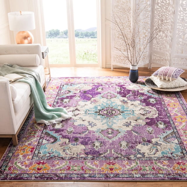 Safavieh Monaco Toria Tapis Traditionnel Présentant un Motif Bohème-Chic d'Inspiration Persane dans des Tons Violet, turquoise, Crème et orange, Tissé Mécaniquement en Polypropylène durable, Exposé dans un Salon Lumineux avec un sofa Blanc, Jeté Vert, Coussins Décoratifs et un Séparateur de Pièce Blanc Sculpté, Idéal pour Ajouter une Touche Vibrante aux Intérieurs de la Maison.