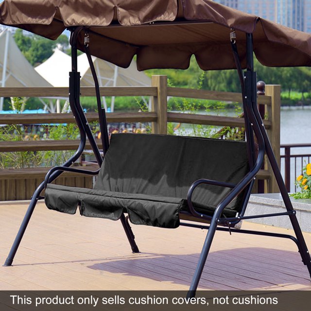 Housse de Siège pour Coussins de Balançoire d'Extérieur, Illustrée en Noir, Fabriquée en Tissu Taffetas de polyester 190T durable. la Housse Est Imperméable, Résistante aux Déchirures et Légère, Conçue pour les Balançoires Trois Places. Elle Mesure Environ 150x50x10 cm et Est Facile à Installer et à Nettoyer. la Balançoire Est Exposée sur un patio en Bois avec un Arrière-Plan Extérieur Pittoresque.