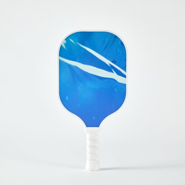 La Khione Pro Palette de Pickleball - Dawn par Helios Pickleball, Dotée d'Une surface en Fibre de Verre Renforcée G2P avec une Finition amp-grit et un Noyau en Polypropylène Alvéolé Réactif. la Palette a un design Bleu Vif Inspiré des Montagnes Enneigées, un Garde de Bord à Double Facette pour la Durabilité, et une Construction Légère de 8 oz pour une Maniabilité Facile. Elle Mesure 15.7 Pouces de Longueur et 7.9 Pouces de Largeur, avec une Longueur d'Adhérence de