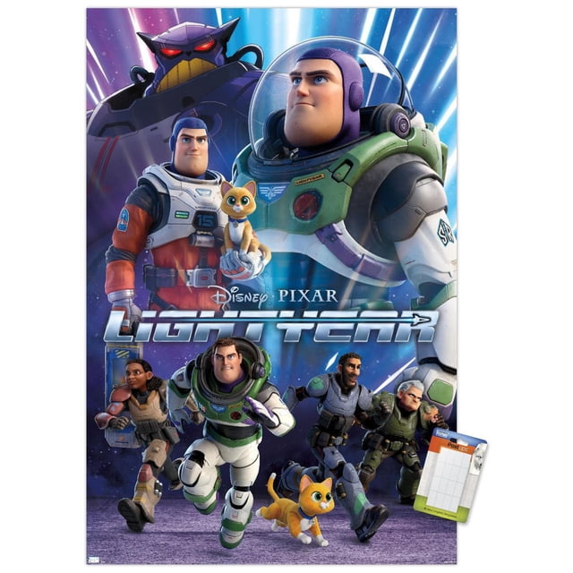 Disney Pixar Lightyear - Affiche Murale de Groupe avec Cadre Magnétique, 22,375 Pouces x 34 Pouces, Représentant Buzz Lightyear dans Sa Combinaison Spatiale Verte et Blanche aux Côté d'Autres Explorateurs de l'Espace et de Deux Chats orange, sur Fond Cosmique avec des Faisceaux de Lumière Bleus et Violets, Imprimée sur Papier Lustré avec un Cadre en Bois Magnétique, Convient pour Décorer des Chambres, des Bureaux Ou des Résidences Étudiantes.