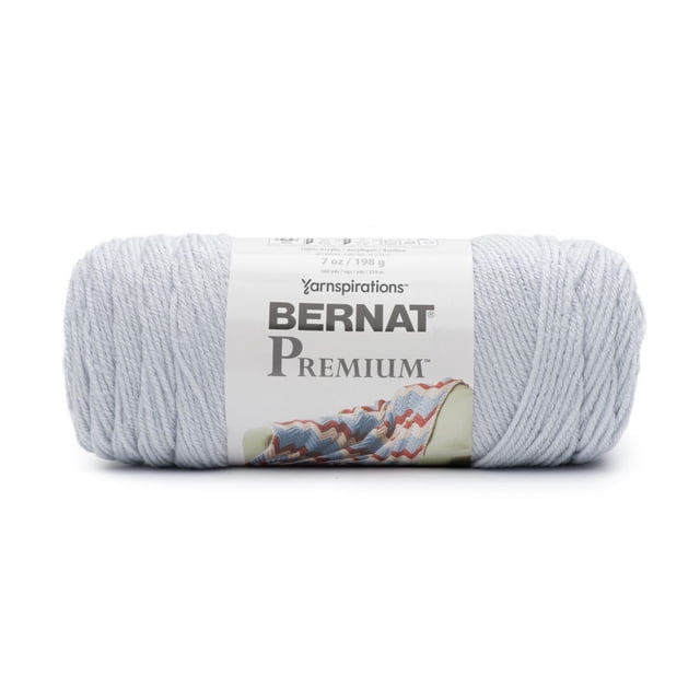 Bernat® PremiumTM Fil, Acrylique #4 Moyen, 7oz/198g, 360 Yards en Gris Pâle, un Fil Acrylique de Poids Moyen Lavable à la Machine avec une Torsade Subtile à 4 Brins pour un Drapé Doux et un Éclat, Montré dans une Vue avant Centrée avec Étiquette Représentant un afghan Multicolore, Convient aux Projets de Tricot et de crochet.