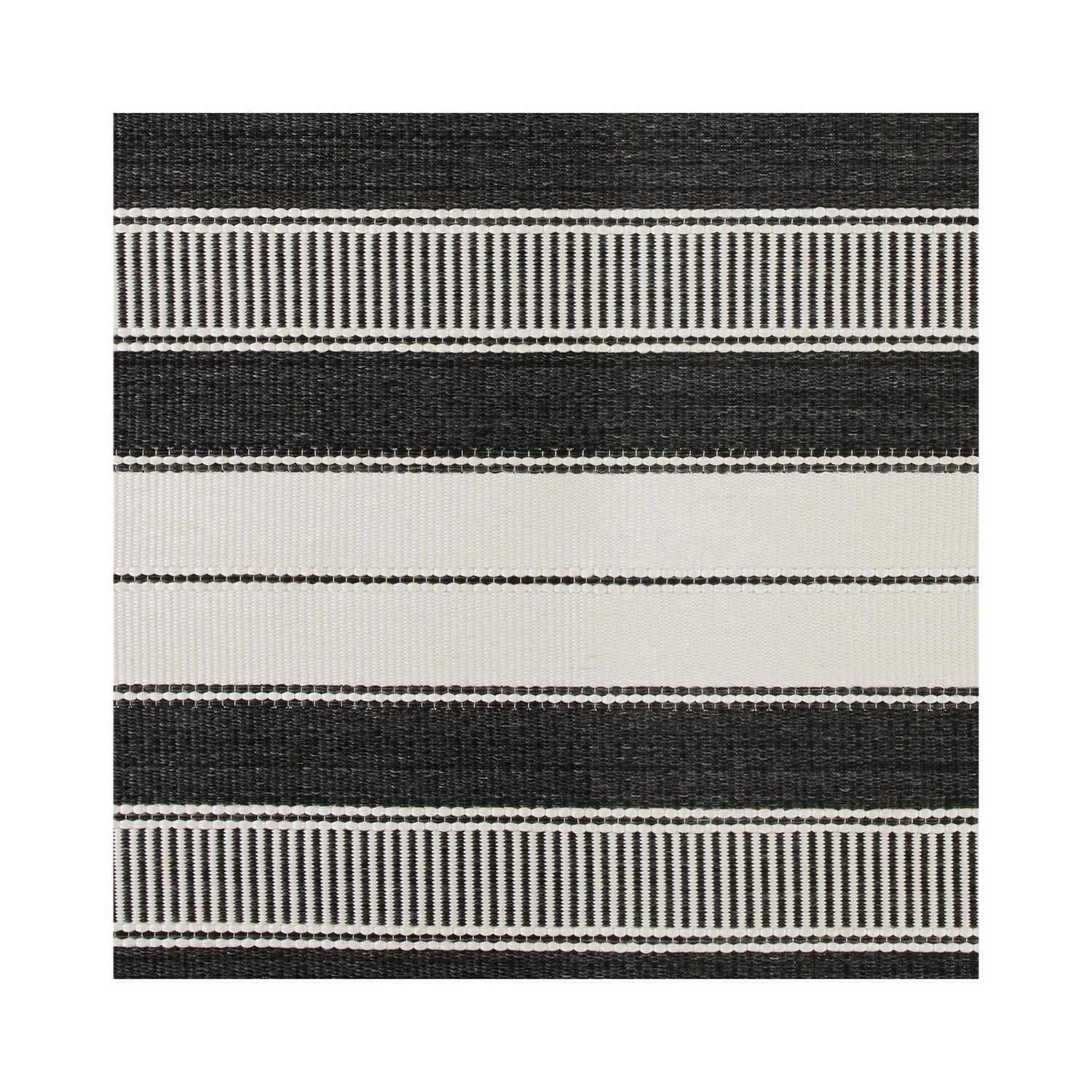 Better Homes & Gardens Tapis d'extérieur rayé noir et blanc 7' x 10' - Polypropylène/Polyester