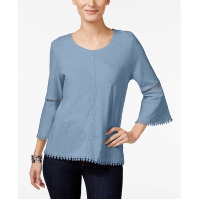 Style Co Petite blouse à Garniture au crochet Lantern-Sl Blue Fog, Taille PXS. une blouse Petite pour Femme de Couleur Blue Fog Douce, avec des Détails de Garniture au crochet le Long de l'Ourlet, des Manches et de l'Encolure. Conçue avec des Manches Lanterne 3/4 et une Coupe Décontractée, Idéale pour un Style Décontracté Ou Semi-Formel.