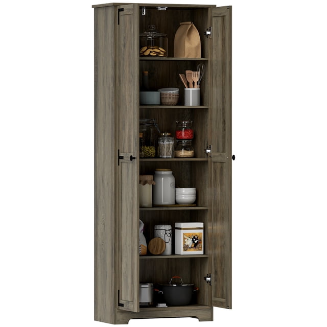 HOMCOM Armoire de Garde-Manger de Style Ferme de 67 Pouces en Gris Vieilli, Conçue pour le Rangement de Cuisine avec une Haute Disposition à Deux Portes, six Niveaux et Quatre Tablettes Ajustables. Fabriquée en Panneau de Particules et MDF avec accents Noirs, Alliant Charme Rustique et Praticité Moderne. l'Armoire Est Ouverte, Mettant en Valeur des Articles de Garde-Manger Organisés comme des Pots, des Ustensiles et des Batteries de Cuisine.
