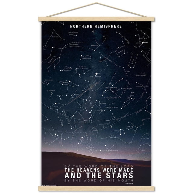 Affiche Murale The Stars, 22,375 Pouces x 34 Pouces Mettant en Vedette une Carte Détaillée de l'Hémisphère Nord avec des constellations Étiquetées comme Ursa Mineure, Orion, Cassiopée et Pégase contre un Ciel Nocturne Sombre au-Dessus de Montagnes Silhouettées, Imprimée sur Papier d'Affiche Lustré avec un Cintre en Bois, Convient comme art Mural pour la Déco de la Maison, Incluant la Citation du Psaume 33:6 au Bas.