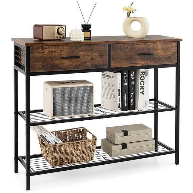 Costway Console Table d'Entrée pour Sofa avec 2 Tiroirs pour l'Entrée et le Salon, Fini Brun Rustique. la Table Présente un Plateau Spacieux de 39,5 Po, Deux Grands Tiroirs avec Poignées en Métal Noir, et des Étagères Métalliques à Deux Niveaux pour le Rangement et l'Exposition. le Plateau en Bois d'Ingénierie Présente une texture Façon Bois, le Cadre en Métal Robuste Est Aspect Plastique Pulvérisé pour la Résistance à la Rouille. la Table Présente des Articles Décoratifs, des Livres et des Paniers de Rangement, Mettant en Valeur Sa Fonctionnalité et Son design Industriel.