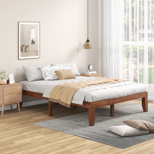 Gymax Cadre de Lit Plateforme en Bois de 14 Pieds', Format Double, avec Fini Cerisier Brun en Bois de Caoutchouc durable et Contreplaqué. Comprend 10 Pieds Pleins pour la Stabilité, un design Gain de Place avec Rangement en Dessous, et une Esthétique Moderne Convenant aux Meubles de Chambre. Présenté dans une Chambre Lumineuse et Neutre au Décor Contemporain.