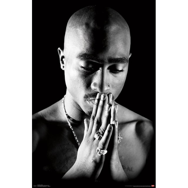 TUPAC Affiche Murale Prière Noir et Blanc Mettant en Vedette un Gros Plan Centré d'Une Figurine Sans Chemise avec les Mains Pressées l'Une contre l'Autre dans la Prière, Ornée de Multiples Anneaux et d'Un Collier Chaîne, sur Fond Sombre, Idéale pour la Déco Maison et les collections d'Affiches.