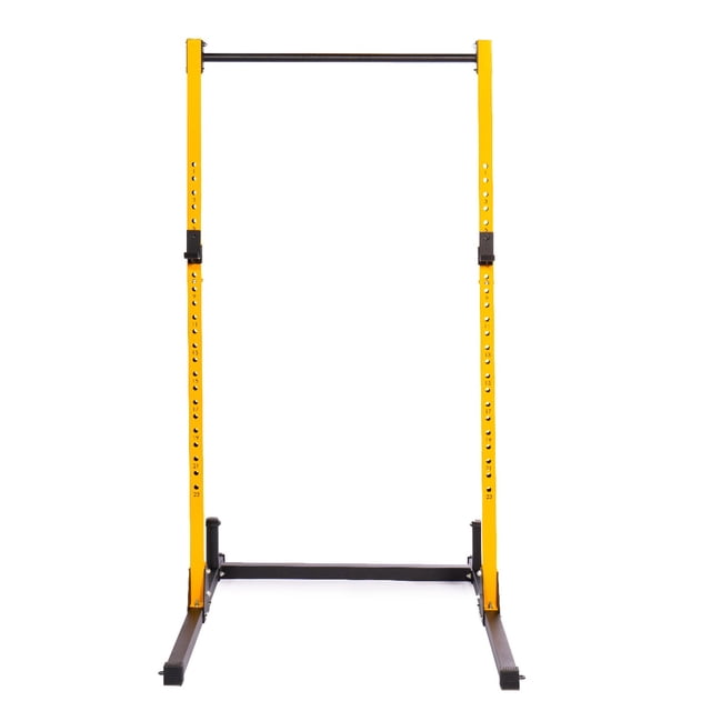 PRISP Support de Squat Multifonction Ajustable - Barre de Musculation avec Barre de Traction pour Gym à Domicile. Vue Orientée vers l'Avant du Support de Squat avec un Cadre en Acier Jaune durable, Barre de Traction Noire et Crochets en J Ajustables avec 23 positions de Hauteur. Comprend Deux Poteaux de Rangement à Plaque pour l'Organisation du Poids. Dimensions : 206 cm (81 Po) de Hauteur, 116,5 cm (46 Po) de Largeur et 125 cm (49,25 Po) de Profondeur. Capacité de