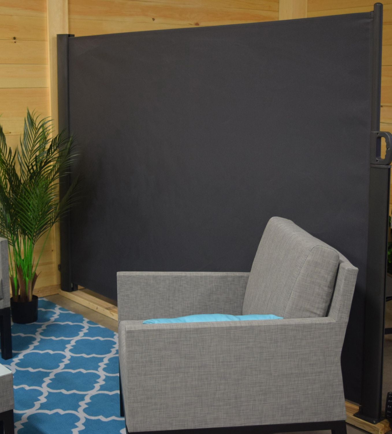 Store latéral rétractable pour l'intimité de la terrasse extérieure, couleur anthracite.