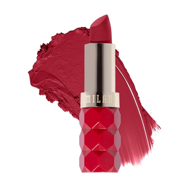 Milani Color Fetish Rouge à Lèvres Mat Rouge Foncé avec base Rouge Facettée et tube Métallique Argenté, Montré avec un Nuancier de Rouge à Lèvres Mat Crémeux derrière sur Blanc, Idéal pour une Couvrance Totale, Couleur de Lèvres Hydratante.
