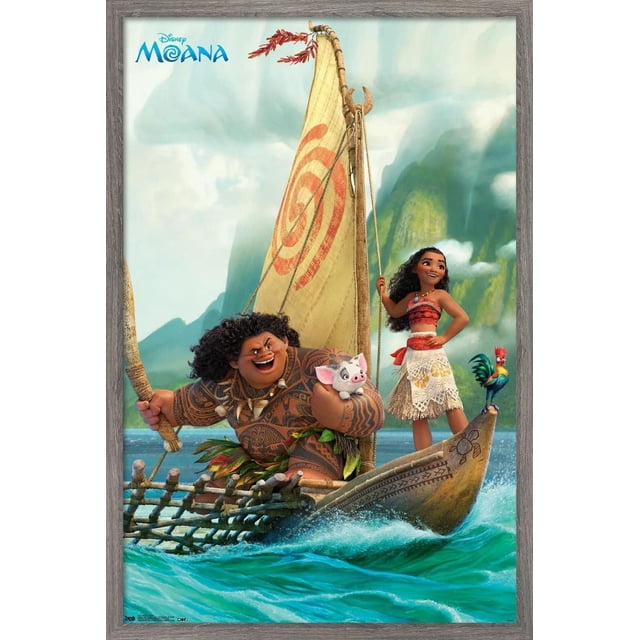 Disney Moana - Affiche Murale de Groupe, 22,375 Po x 34 Po Représentant Moana et Maui sur un Canot à Balancier Polynésien avec une Voile Beige Marquée d'Un Symbole de Spirale Rouge. Maui Tient un Petit Cochon, et un Coq Se Tient à la Boucle du Canot au Milieu des Vagues de l'Océan et des Montagnes Vert Brume. l'Affiche a un Cadre en Bois Gris et une Finition Lustrée.