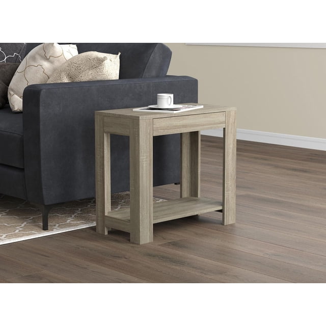 Safdie & Co. Table d'Appoint Taupe Foncé avec Tiroir à Côté d'Un sofa Gris Foncé dans un Salon. la Table d'Appoint Rectangulaire Présente une Finition Bois Taupe Foncé, un Tiroir de Rangement et une Tablette Inférieure. Elle Repose sur un Plancher de Bois avec un Fond Mural beige, Tenant une Tasse à Café Blanche et un magazine. Idéale pour Organiser les Télécommandes et les Petits Articles dans les Meubles du Salon.