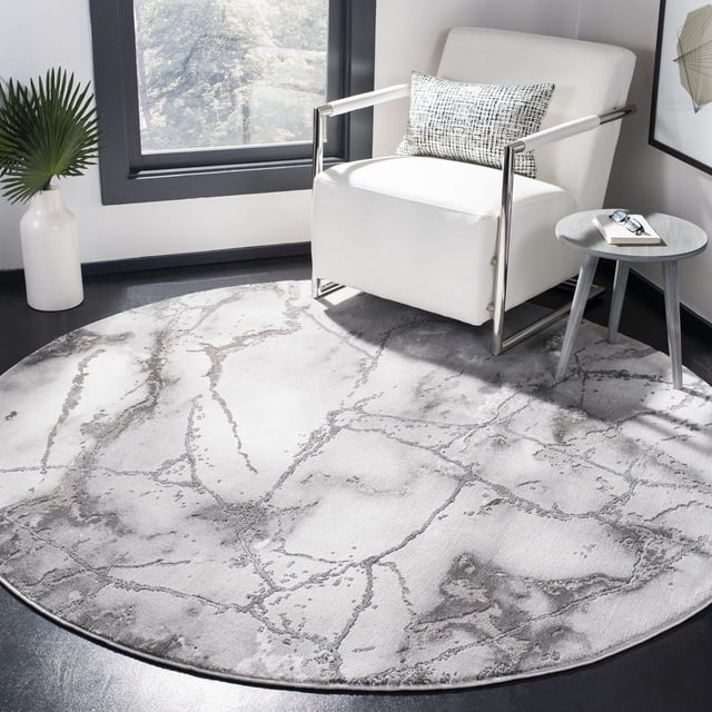 SAFAVIEH Tapis Artisanal Paul en Marbre Abstrait, Rond avec des Motifs Tourbillonnants Inspirés du Marbre Gris et Blanc et une texture de pile Gravée Subtile, Placé sous un Fauteuil Blanc avec Accoudoirs Chromés à Côté d'Une Petite table d'Appoint Grise Près d'Une Fenêtre, Convient pour Rehausser la Déco Contemporaine de la Maison.