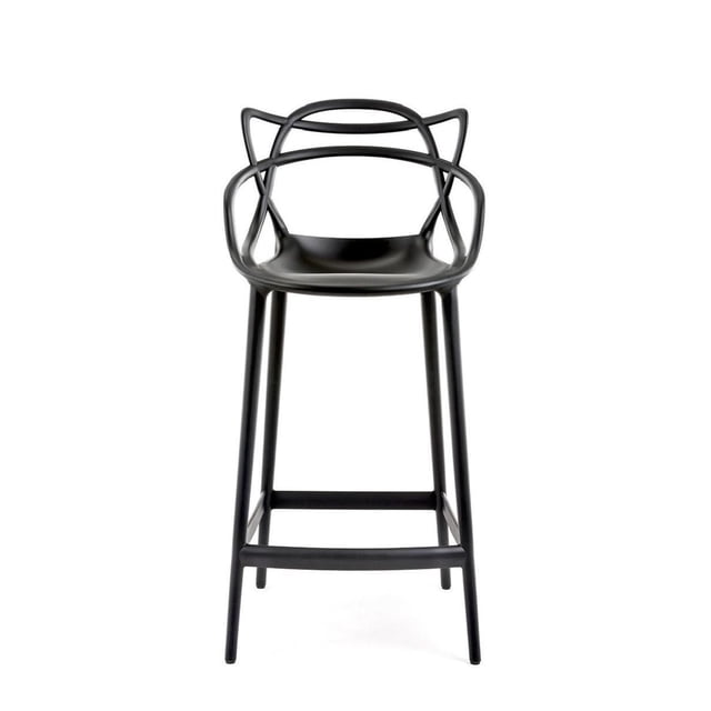 Heavenly Collection Tabouret de Bar en Plastique Noir, Vue Orientée vers l'Avant Montrant un design Organique Moderne avec Accoudoirs Courbés et Dossier, Fabriqué en Polypropylène Moulé durable avec une Finition Mate. Comprend Quatre Pieds Droits avec Repose-Pieds, Empilable pour un Rangement Facile, Convient aux Sièges de Cuisine et de Salle à Manger, et Idéal pour une Utilisation Intérieure Ou Extérieure.