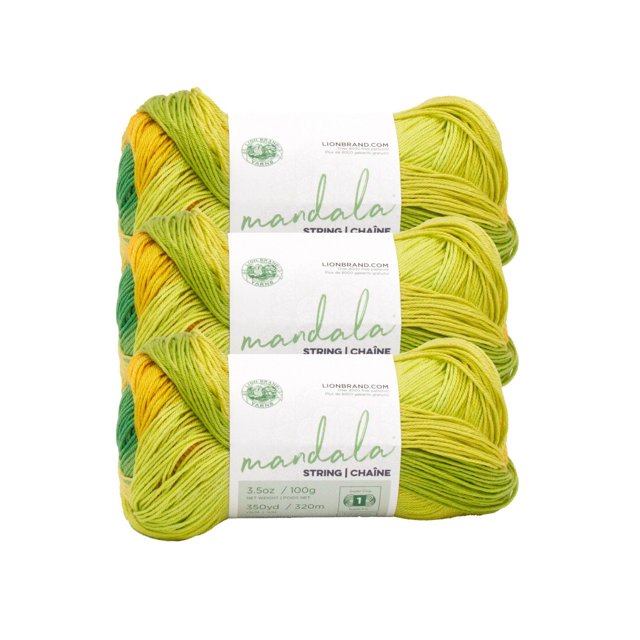 Lion Brand Mandala® Fil à Ficelles #1 Superfin/à Doigts 100 G/320 m 3 Pelotes Empilées, Comprenant du Fil Acrylique Auto-Rayé dans des Tons Vert, Jaune et orange avec des Étiquettes Blanches Indiquant la Marque, le Poids et la Longueur, Idéal pour la Dentelle, les Châles et les Accessoires.