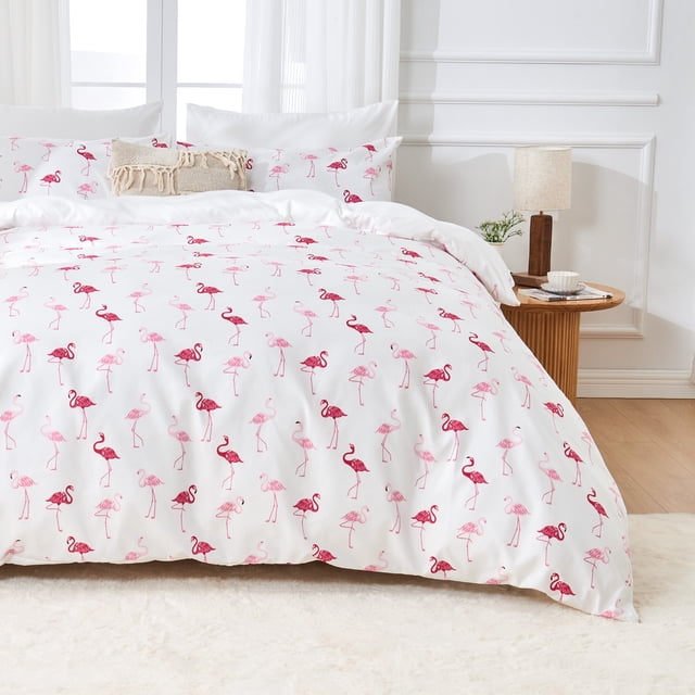 Hitime Queen Duvet Cover Set featuring a soft and breathable microfiber material with a whimsical pink flamingo pattern on a white background. This 3-piece queen bedding set includes one duvet cover and two pillowcases, designed with a zipper closure for convenience. The lightweight and fade-resistant fabric ensures durability and comfort for all seasons. Displayed in a bright, modern bedroom setting with natural light and minimal decor.