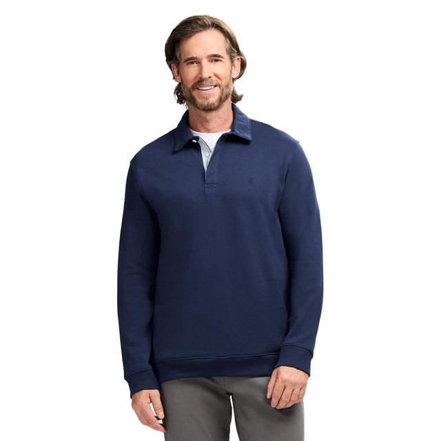 IZOD G/P Polo Popover en Bleu Marine avec Col Polo en Tissu Auto-Adhésif, Patte de Boutonnage Cachée à 3 Boutons, Poignets et Ourlet Côtelés, Poches sur les Côtés et Broderie de logo IZOD Discrète sur la Poitrine, Porté sur un Tricot de Corps Blanc avec un Pantalon Gris, Idéal pour les Hauts Décontractés Ou Semi-Formels pour Garçons.
