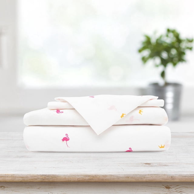 Safdie & Co. Ensemble de Draps Imprimés Ultra Doux de Qualité Supérieure 4 Pcs Double Flamant Rose Montrant des Draps Blancs Pliés avec des Imprimés Flamant Rose et Couronne Jaune sur une surface en Bois Légère, Fabriqué en polyester Hypoallergénique et Résistant aux Plis Conçu pour un Confort et une Durabilité Toute l'Année.