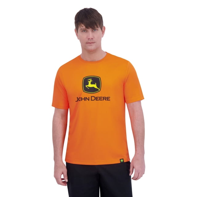 John Deere T-shirt à Manches Courtes pour Hommes en polyester Orangé Vif avec Col Ras du Cou, avec logo John Deere Noir et Jaune Imprimé à l'Avant sur la Poitrine, Tissu Évacuant l'Humidité avec protection Solaire UPF 50+, devant Modelé avec Pantalon Noir sur Fond Blanc, Convient aux Activités de Plein Air.