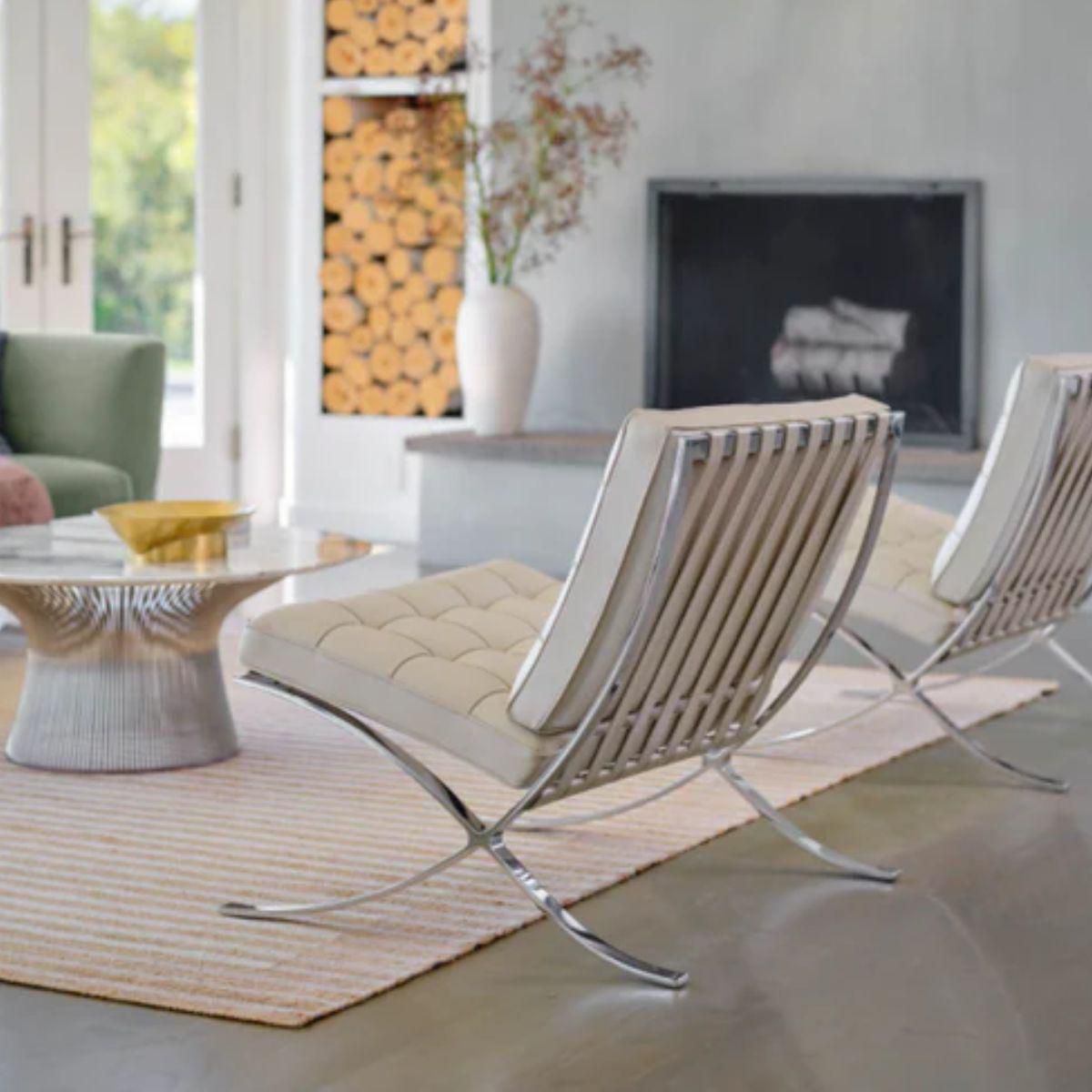 Fauteuil Lounge Blanc – Style Barcelone Mid-Century avec Pieds en Acier Inoxydable et Revêtement en Cuir de Qualité Supérieure, Alliant Élégance Intemporelle et Confort Moderne