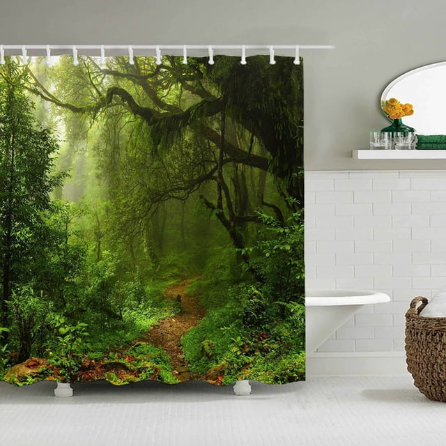 EGNMCR Rideaux, un Rideau de Douche Imprimé en Tissu polyester Anti-Moisissure, Mesurant 150x180 cm. le Rideau Présente un design de Sentier Forestier vibrant avec des Arbres Verts et un Feuillage Luxuriants, Créant une ambiance Sereine et Naturelle. Il Comprend 12 Trous pour une Suspension et un Retrait Faciles, Convient aux Salles de Bain comme Cloison Résistante à l'Eau. Exposé dans un Cadre de Salle de Bain Moderne avec des Carreaux Blancs et un Panier en Osier.