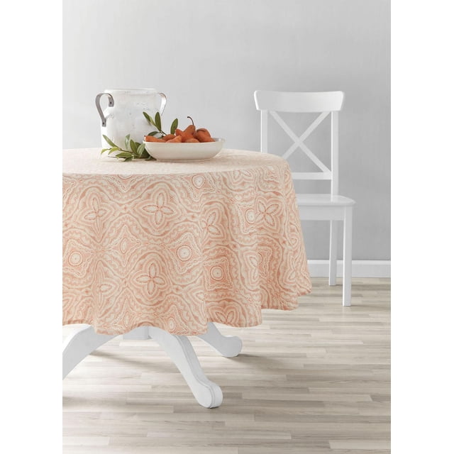 Mainstays Nappe en Tissu avec un Médaillon Bohème Pêche à Motif floral sur une table Ronde Blanche en Bois avec Pattes Courbées, Ensemble dans une Salle à Manger Minimaliste avec Plancher de Bois Clair, une Chaise Blanche à Dossier Croisé et un Bol en Céramique Blanc Contenant des Poires et de la Verdure, Idéal pour Protéger les tables contre les Déversements et les Égratignures.