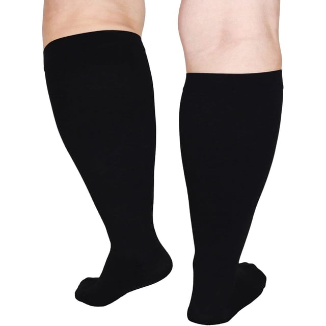 ORUYROP Bas de Compression pour Femmes et Hommes, Illustrés en Noir, avec un design à Mollet Grand, Convenant aux Tailles plus 4TG à 7TG. Ces Bas de Compression Jusqu'au Genou Offrent un Soutien de 20-30 mmHg pour Favoriser la circulation Sanguine, Réduire l'Enflure et Aider à la Récupération Musculaire. Fabriqués en nylon et spandex Durables avec un Tissu Respirant pour le Confort pendant l'Exercice Ou la Récupération.