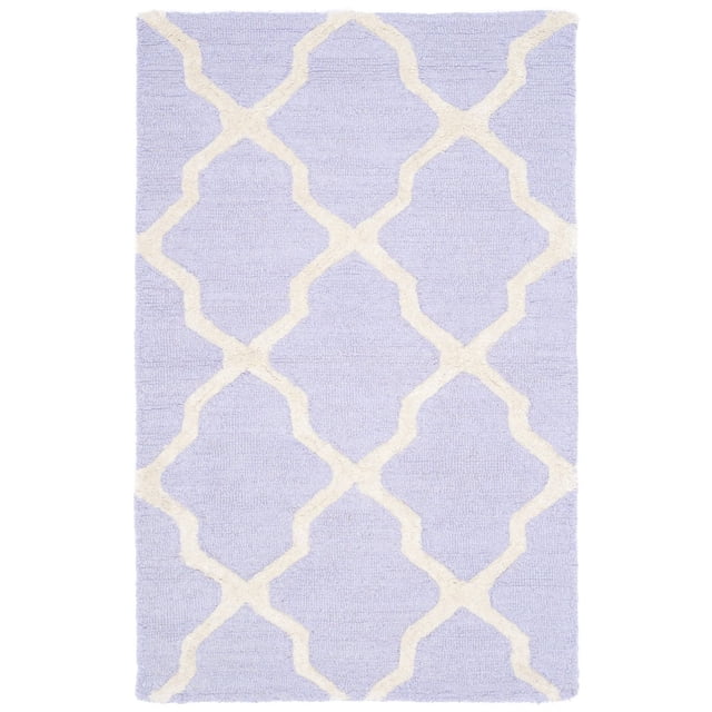 Safavieh Cambridge Tapis Géométrique Liam en Lavande Pâle avec Motif de Treillis Géométrique Blanc Cassé, Laine Tuftée à la Main avec Coupe Peluche et Poil Haut/bas en Boucle, Idéal pour une Utilisation d'Accent durable à la Maison Ou au Bureau, et Convient à Superposer sur des Tapis Plus Grands pour Ajouter de la texture.
