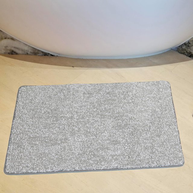 Cute Gray Bath Mat Bright Bathroom Rugs Bathroom Non Slip Floor Bath Rug Machine Washable Bathmat Soft Microfiber Carpet for Bathtub & Shower (23.6 * 15.7 Inch)