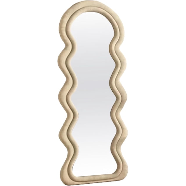 Miroir en Velours Kismet beige avec Cadre à Motif Ondulé, Présentant une texture de Velours Luxueuse Qui Ajoute une dimension Moderne et tactile à la Déco de la Maison. la surface Réfléchissante Mirror's Contraste Élégamment avec le Velours Doux, Créant un Jeu Harmonieux de texture et de Lumière. Conçu comme un Miroir de Sol, Il Sert à la Fois de Pièce Fonctionnelle et d'Énoncé de Goût Raffiné, Convient aux Intérieurs Modernes Ou Traditionnels.