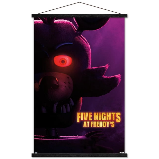 Five Nights at Freddy's Movie - Affiche Murale de Foxy One Sheet, 22,375 Pouces x 34 Pouces, Montrant un Gros Plan du Visage de Foxy animatronic avec des Yeux Rouges Lumineux et des Dents Tranchantes sur un Fond Violet Foncé avec le Titre du Film en Texte Jaune Audacieux, Idéal pour la Décoration Murale de Chambre Ou de Bureau.