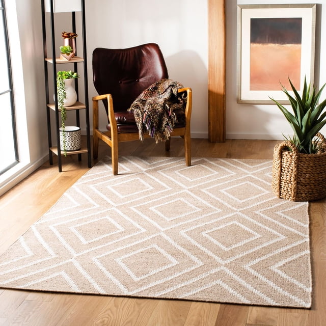 Safavieh Kilim Lorcan Tapis à Losanges Géométriques pour Aire avec Motifs de Laine beige Tissée à Plat et de Losanges Blancs, Exposé sur un Plancher de Bois Franc Clair dans une Pièce Éclatante Présentant un Fauteuil en Cuir Brun avec un Jeté Multicolore, une Tablette en Métal Noir et Bois avec des Plantes, et un Cache-Pot Panier Tissé avec une Succulente Verte, Idéal pour Ajouter un style Décontracté d'Inspiration Tribale aux Aires de Vie.