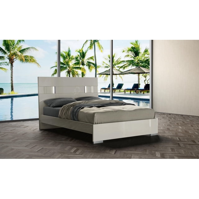 K-Living Lit Grand Format à Fini Laqué Gris Latina avec Lumière DEL à une Touche Montrée dans une Pièce Moderne avec de Grandes Fenêtres Surplombant une Piscine et des Palmiers. le Lit Présente une Finition Laquée Gris Pâle Lustrée, un Cadre en Bois Massif, des Lumières DEL Intégrées dans la Tête de Lit, et Trois Grands Compartiments de Rangement. Il Repose sur un Plancher de Bois à Chevrons Foncé avec une Literie Neutre, Convient aux Meubles de Chambre et aux Installations de Lits Plateforme.