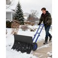 thumbnail image 1 of Pelle à Neige Roulante avec Roues – Lame en Métal Robuste 29x20 Pouces – Poignée Ergonomique à Angle et Hauteur Réglables – Pousse-Neige pour Entrée, Trottoir et Cour – Lame Noire + Poignée Bleue et Roues, 1 of 6