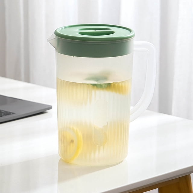 Pots à Jus Contenant de Boisson pour la Maison, la Cuisine et les Fêtes, Distributeur de Boissons en Plastique avec Couvercle Vert et Bec Verseur, Conçu pour le Rangement au Réfrigérateur. le Contenant Présente un Corps transparent à texture Côtelée, une Poignée Robuste et une Grand Ouverture pour Ajouter des Glaçons Ou des Tranches de Fruits. Convient pour Servir du Thé Glacé, de la Limonade Ou d'Autres Boissons Froides Lors de Rassemblements Ou d'Une Utilisation Quotidienne.