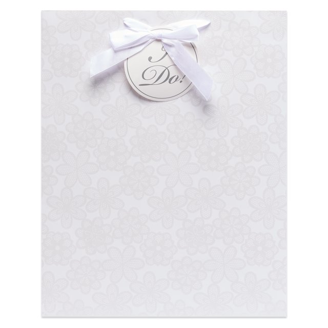 Sacs de Mariage Montrant un Sac-Cadeau Blanc avec un Délicat Motif de Dentelle Florale, Orné d'Un Nœud en satin Blanc et d'Une Étiquette Circulaire Inscrite « I Do! » en cursive, Idéal pour l'Emballage de Cadeaux de Mariage Ou les Fournitures de Fête.