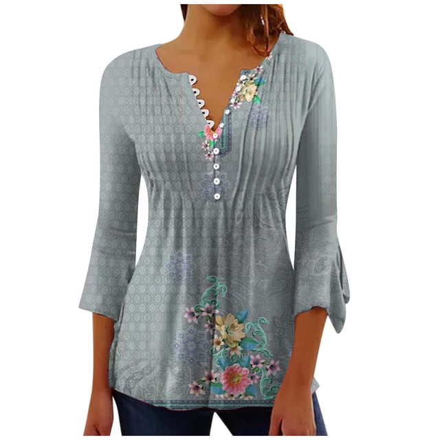 Hauts à Manches 3/4 pour Femmes Mode Femmes Imprimé Bouton Décontracté Col en V T-Shirt Blouse à Manches 3/4 Hauts. le Haut Présente une base Gris Pâle avec des Motifs Floraux Complexes et des Détails de Boutons le Long du Col en V. Fabriqué en polyester Léger, Il Présente une Coupe Confortable avec des Manches 3/4 et un design Décontracté et Stylé. Convient aux Sorties Décontractées, aux Fêtes Ou au Port Quotidien, Il s'Agence Bien avec des jeans Ou des Jupes. Offert en Plusieurs Tailles, du Petit au 5X-Grand.