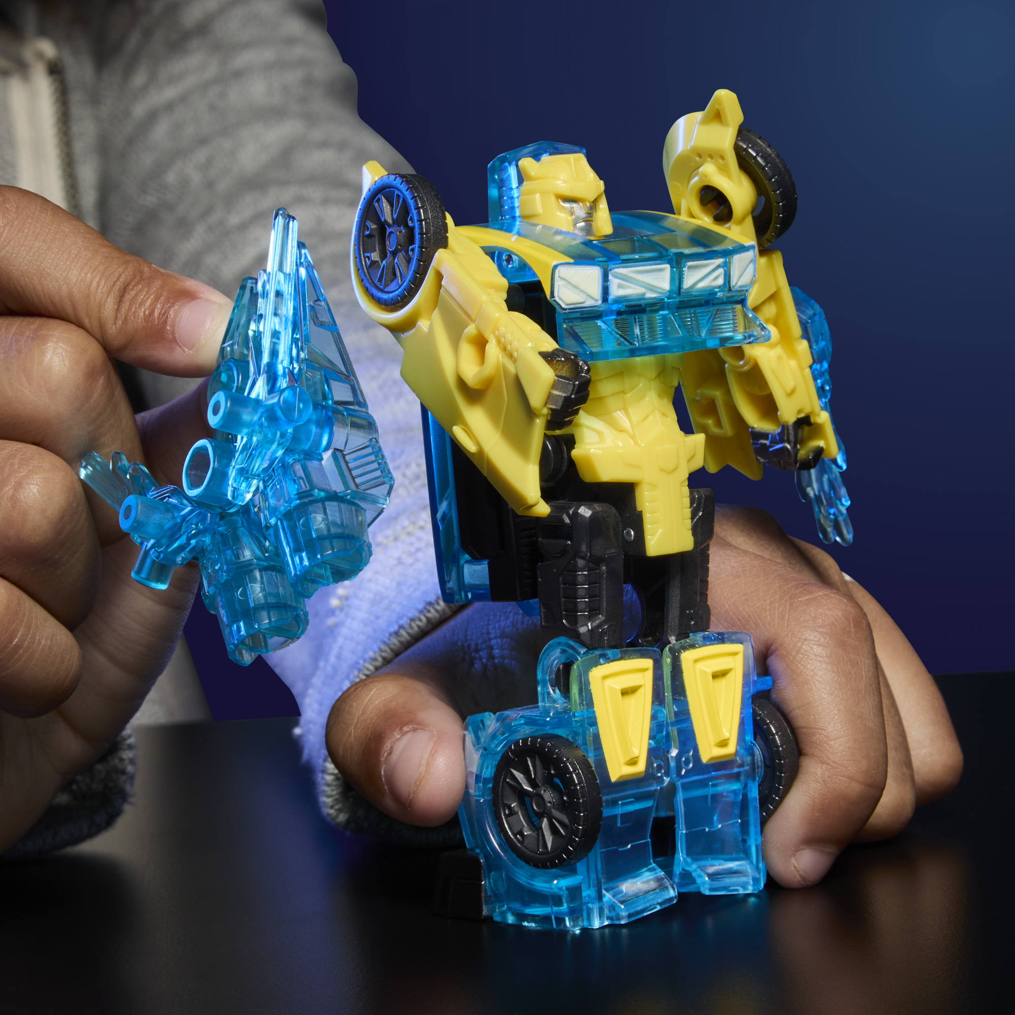 Transformers CYBERWORLD Energon Surge Cyber Changers en armure, figurine Bumblebee