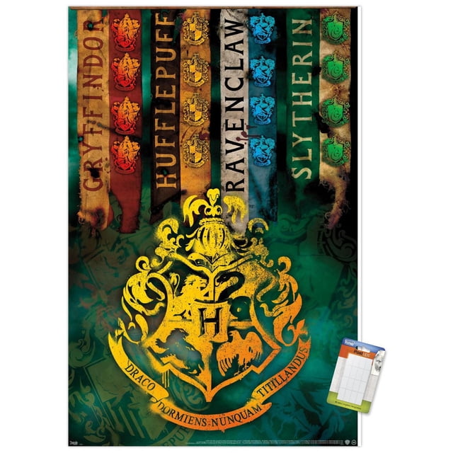 Le Monde des Sorciers : Harry Potter - Affiche Murale des Armoiries de Maison, 14,725 Pouces x 22,375 Pouces Présentant un Blason de Poudlard Orienté vers l'Avant en Jaune avec la Lettre H et Quatre Symboles d'Animaux Représentant Gryffondor, Hufflepuff, Ravenclaw et Slytherin. Au-Dessus, des Bannières Verticales en Rouge, Jaune, Bleu et Vert avec Chaque Nom de Maison et Blason Répétés. l'Arrière-plan Vert Foncé