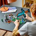 thumbnail image 2 of LEGO Minecraft L’avant-poste de l’épée 21244 Ensemble de construction (427 pièces), 2 of 6