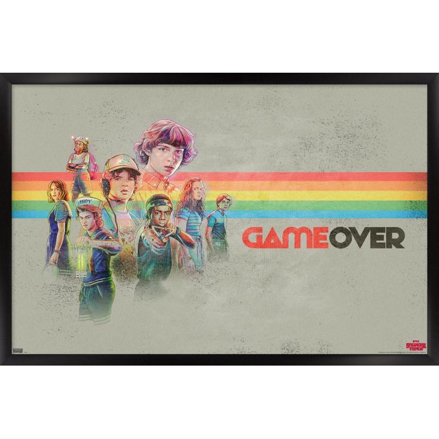 Netflix Stranger Things 3 - Affiche Murale Game Over avec Punaises, 14,725 Po x 22,375 Po Mettant en Vedette des Personnages Illustrés de la Série sur un Fond Gris Texturé avec des Rayures Rétro Horizontales en Rouge, orange, Jaune, Vert et Bleu, et un Texte « Game Over » Audacieux en Rouge et Noir, Idéal pour Décorer des Chambres, des Bureaux Ou des Espaces de Fans.