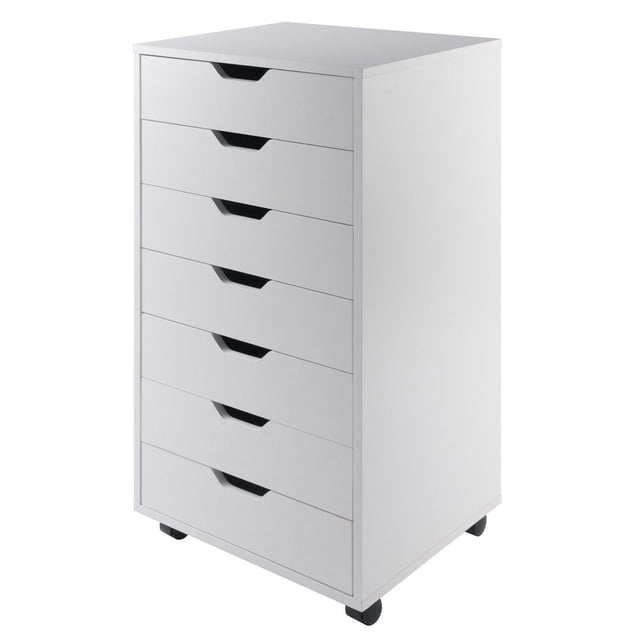 Armoire Halifax à 7 Tiroirs Blanche avec un design vertical Comprenant Sept Tiroirs avec Poignées Découpées, Fini en Blanc. Fabriquée en Hêtre Massif et composite, Elle a Quatre Roulettes, Deux Verrouillables, pour la Mobilité et la Stabilité. Idéale pour Organiser des Articles d'Artisanat, de Bureau Ou de Garde-Robe.