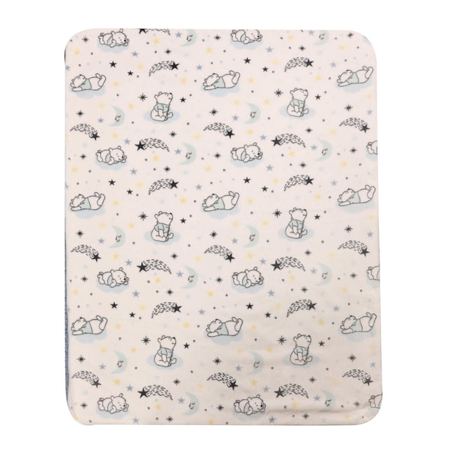 Disney Couverture pour Bébé en Sherpa avec une Impression Intégrale de Personnages Winnie l'Ourson Dormant et Assis sur un Fond Blanc avec des Nuages Bleu Pâle, des Lunes en Croissant, des Étoiles Noires et Jaunes et des Étoiles Filantes. la Couverture en polyester 2 Plis Se Renverse en Dos Sherpa Doux et Mesure 30 par 40 Pouces, Parfaite pour la Literie pour Bébé et l'Utilisation en Chambre de Bébé.