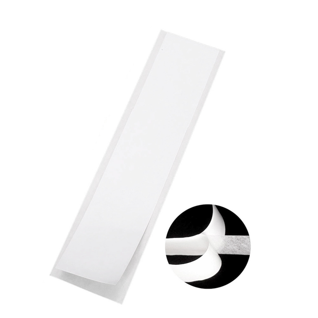 26 Pcs Ruban Adhésif de Golf Bandes Adhésives Double Face pour Regripper des Clubs de Golf. l'Image Montre une Bande Adhésive Blanche Simple avec un Encart Gros Plan Mettant en Valeur la Fonctionnalité Adhésive Double Face. Conçues pour une installation Facile, Ces Bandes Mesurent 22x5 cm et Sont Faites de Papier. Idéal pour Remplacer Ou Regripper des Poignées de club de Golf, l'Emballage Comprend 26 Pcs.